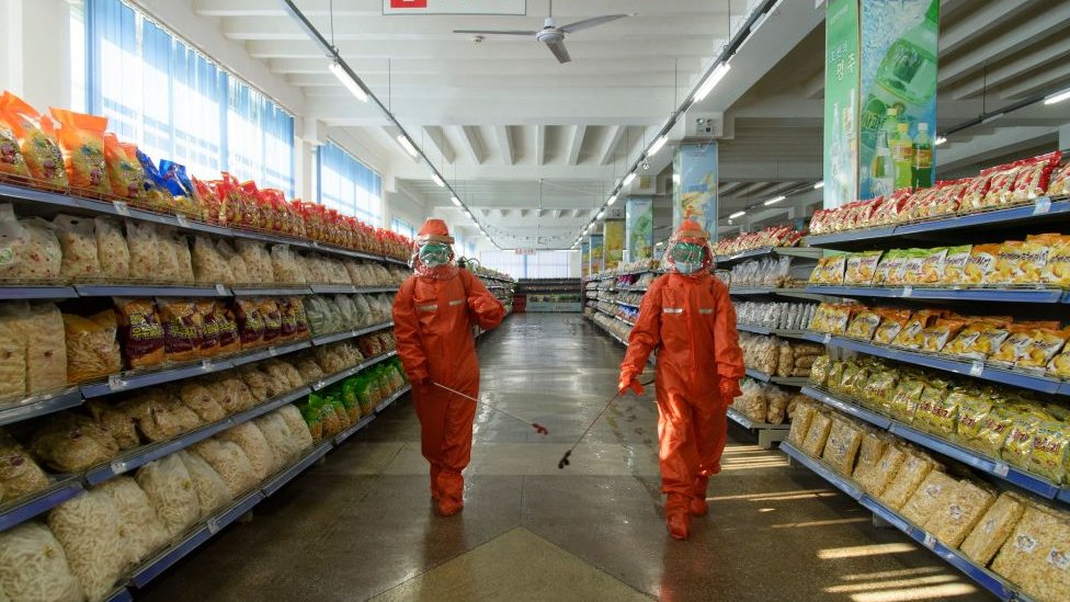 Zaposleni u supermarketu u Pjongjangu dezinfikuju radnju u oktobru prošle godine/Getty Images
