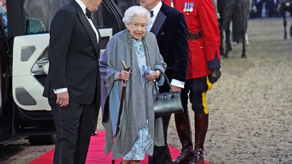 Veliki broj gledalaca pozdravio je kraljicu koja se osmehivala dok je dolazila na konjiki ou program/PA Media