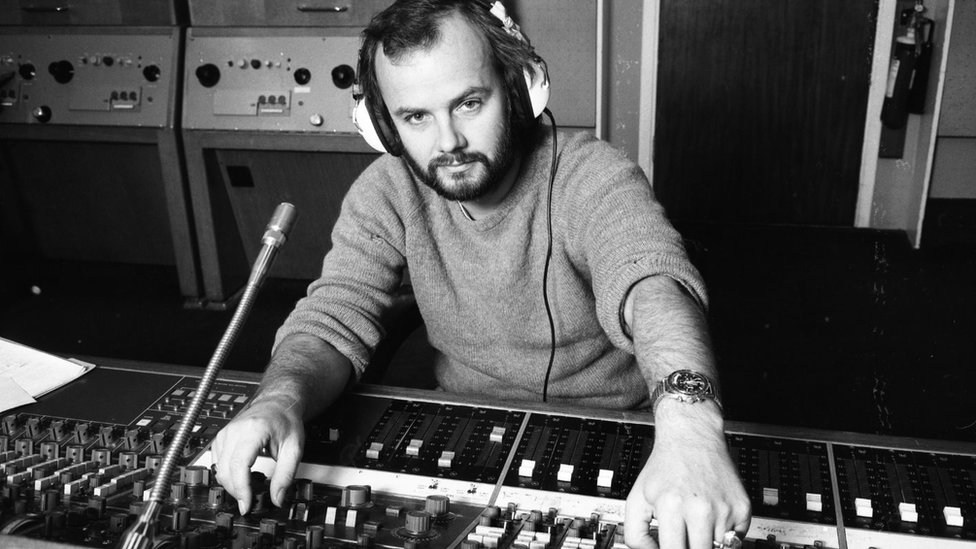Džon Pil je imao najduži staž originalnog di-džeja BBC-jevog radija 1, gde je radio od 1967. do njegove smrti 2004./BBC