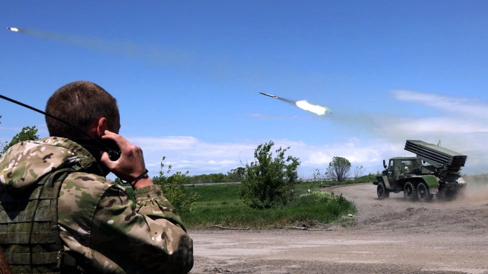Proruske snage ispaljuju raketu prema ukrajinskim poloajima u Jasinuvati u Donjecku/Getty Images