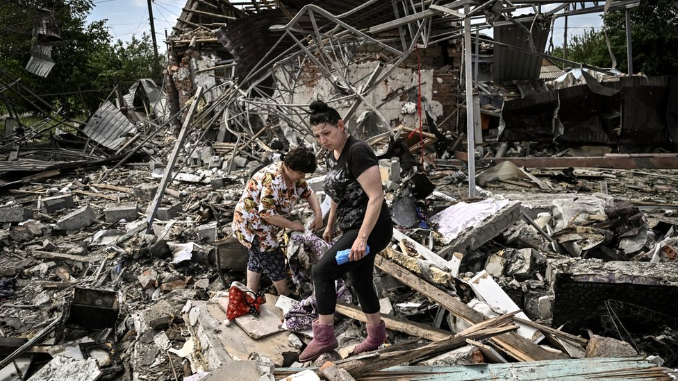 Stanovnici Donbasa tragaju za liènim stvarima u ruševinama njihovih domova/Getty Images