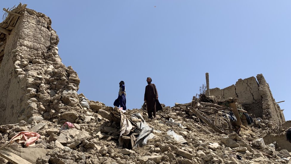 Preživeli u dikstriktu Bamal pretražuju ruševine svojih domova/BBC
