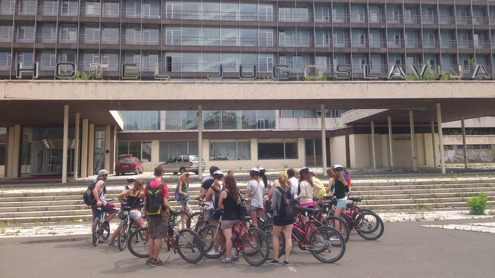 Biciklistièka tura vodi do znametih graðevina na Novog Beogradu, meðu kojima je hotel Jugoslavija/Ralph van der Zijden
