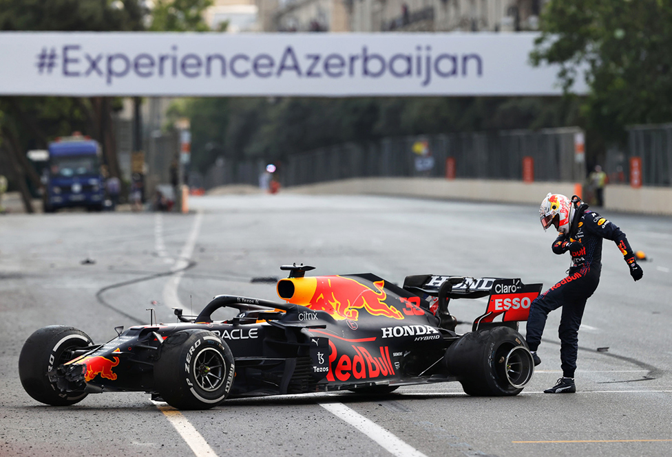 Maks Vertapen, voza tima Red Bul u Formuli 1, utira gumu njegovog bolida posle nesree na stazi Velike nagrade Azerbejdana u Bakuu/Clive Rose