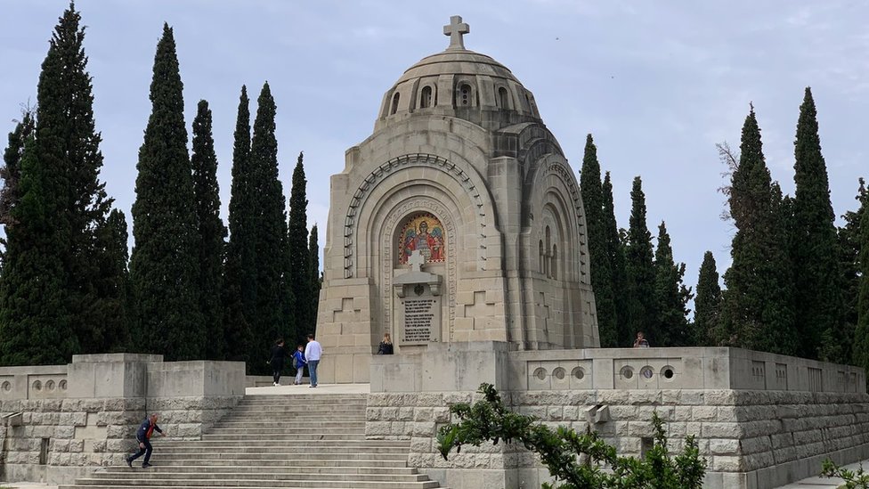 Kapela posveena stradalim vojnicima na srpskom delu Vojnog groblja u Solunu/BBC
