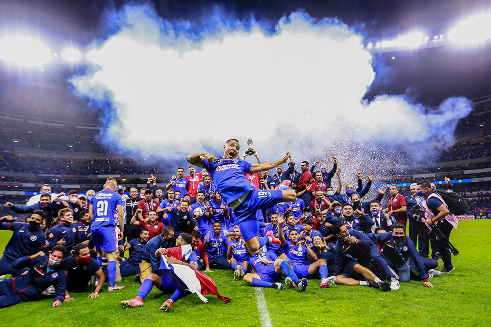 Fudbaleri Kriz Azula proslavljaju titulu u ampionatu Meksika, koju su osvojili posle 23 godine pobedivi Santos Lagunu na Stadionu Asteka u Meksiko sitiju/ELOISA SANCHEZ DE ALBA