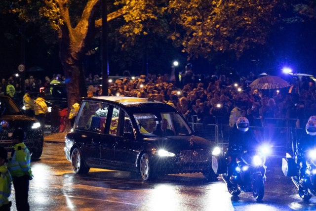Koveg sa kraljiinim telom prevezen je 13. septembra u Bakingemsku palatu upravo ovim vozilom (Foto: Benjamin McMillan/Shutterstock)