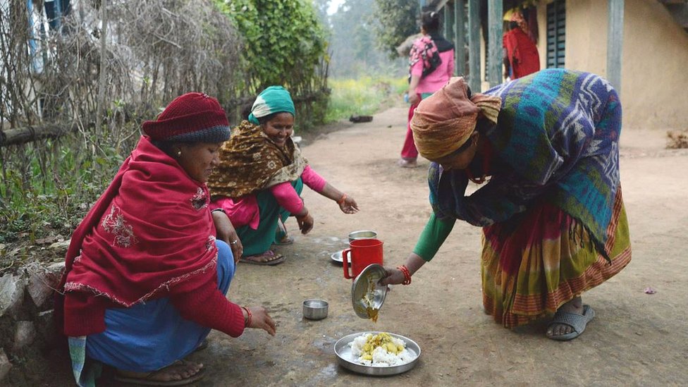 Od nekih žena se zahteva da odu od kuæe kada imaju menstruaciju, a hrana im se služi u posebnom posuðu/Getty Images