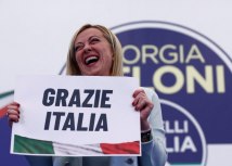 &Hvala, Italijo&, piše na plakatu koji drži Ðorða Meloni/Reuters