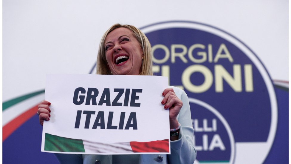 &Hvala, Italijo&, pie na plakatu koji dri ora Meloni/Reuters