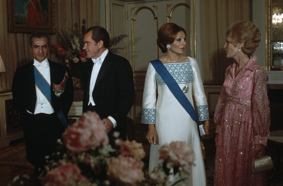 Dravna veera u palati aha u Teheranu, kojoj su prisustvovali tadanji predsednik SAD Riard Nikson i njegova supruga Pat (u pink haljini, razgovara sa kraljicom Farah)/Wally McNamee/Corbis/Getty Images