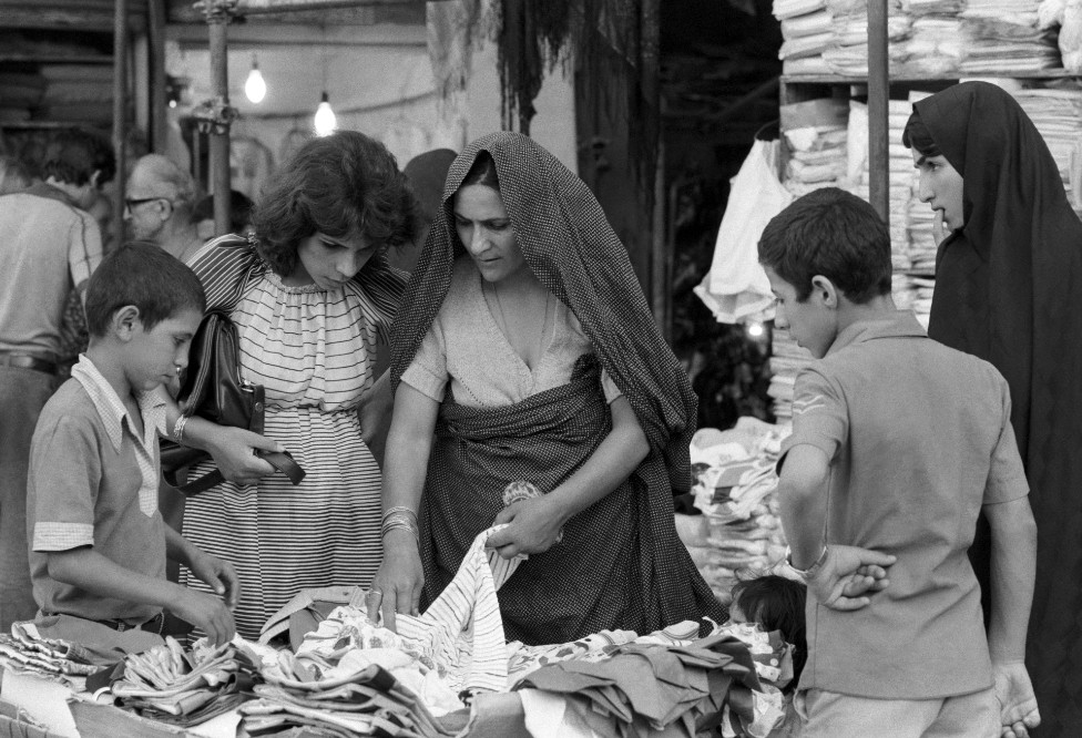 Trgovci i kupci na ulicama Teherana 1978./Alain MINGAM/Gamma-Rapho via Getty Images