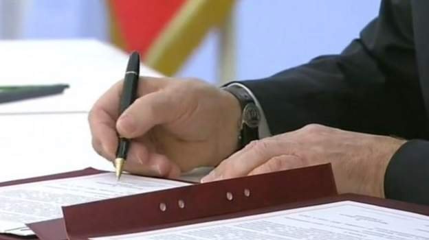 Putin potpisuje sporazume o aneksiji/BBC