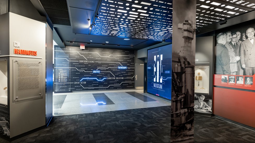 Ulaz u Muzej CIA upoznaje posetioce sa glavnim temama koje mogu da se pronaðu na èitavoj postavci: kontra-špijunaža, partnerstvo, analiza, tajna kolekcija i skrivena akcija/Central Intelligence Agency