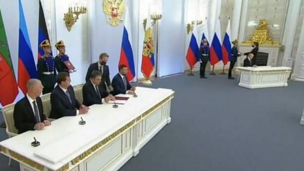Proruski lideri okupiranih ukrajinskih regiona i Putin, koji sedi za drugim stolom, potpisuju sporazume o pripajanju Rusiji/BBC