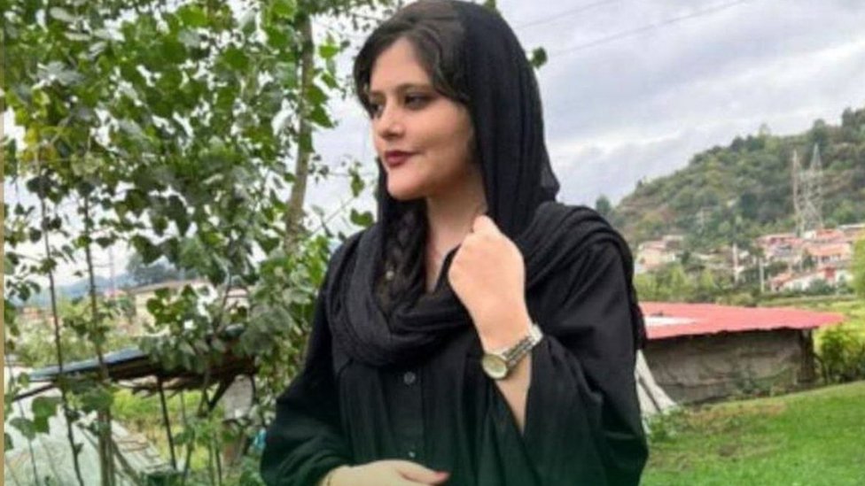 Mahsa Amini je preminula nakon što je bila u komi tri dana u policijskom pritvoru, tvrdi njena porodica/Mahsa Amini family
