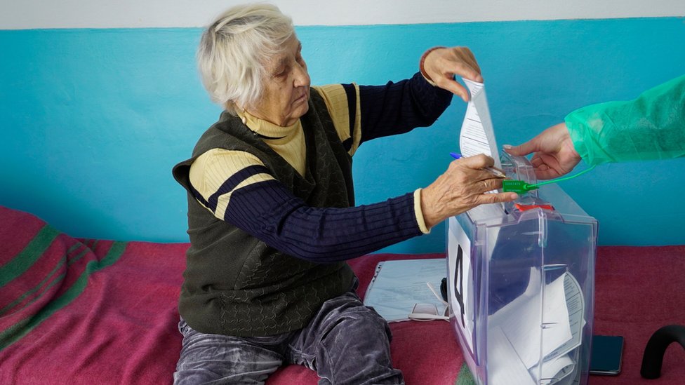 Žena u okupiranom Zaporožju glasa na nepriznatom referendumu/EPA