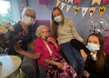 Sa unucima, praunucima, èukununucima i njihovom decom nazdravila je za 109. roðendan/BBC