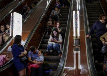 Stanovnici Kijeva sakrili su se od udara u metro/Reuters