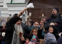 Sveštenici i vernici ispred Kijevsko-peèerske lavre/REUTERS/Valentyn Ogirenko