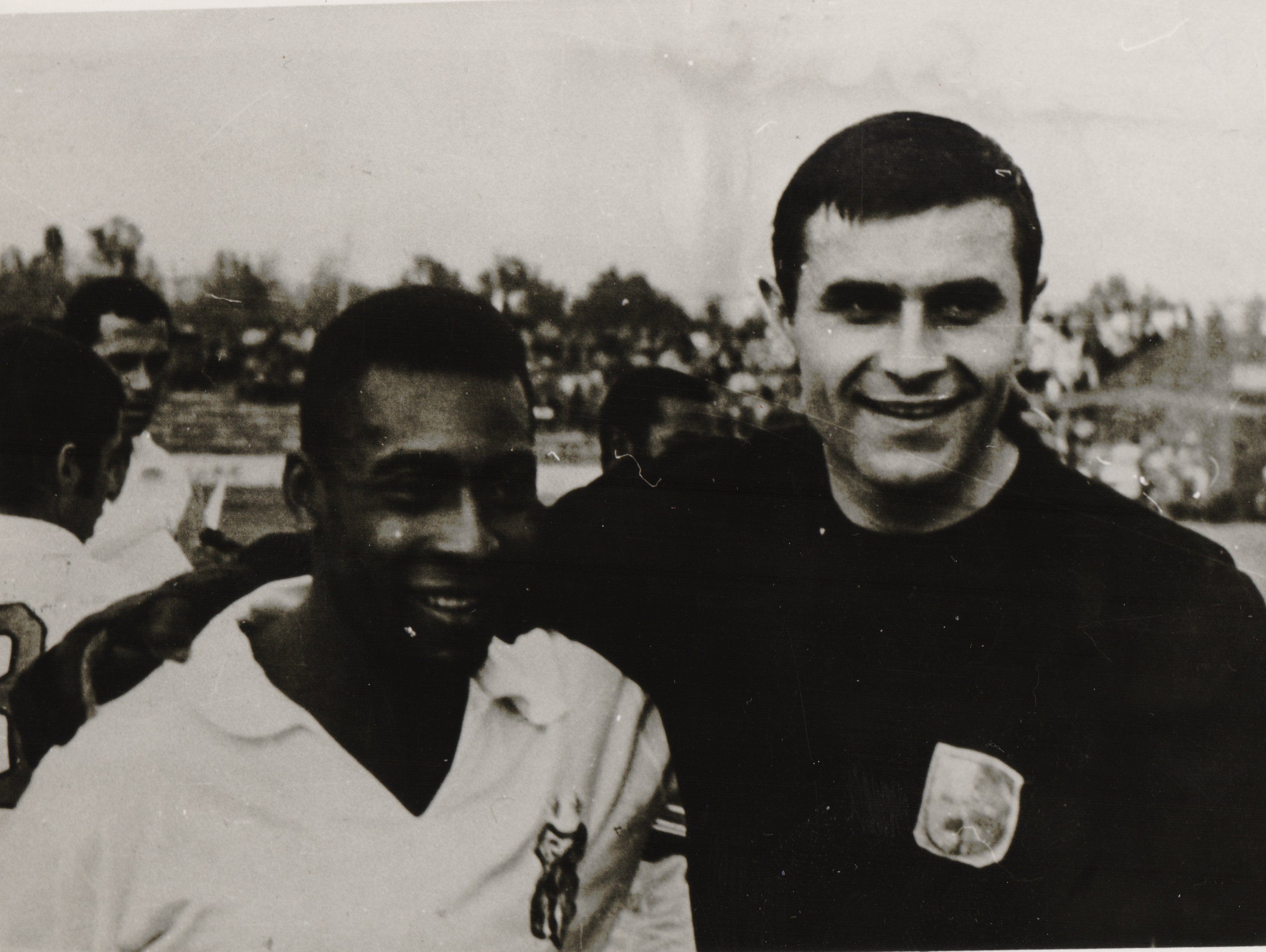 Pele (levo) i golman Radnièkog iz Niša Miodrag Kneževiæ Knez koji je za ovu priliku pritekao u pomoæ klubu iz Kragujevca/Istorijski arhiv Niš