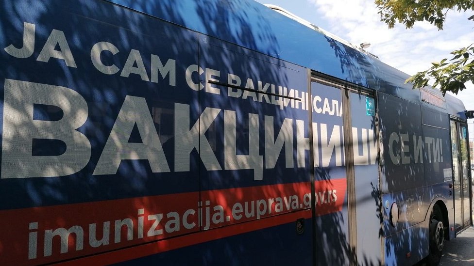 Tokom 2021. Srbija je sprovodila reklamnu kampanju imunizacije sa parolama &Da vratimo život& i &Vratimo zagrljaj&/BBC