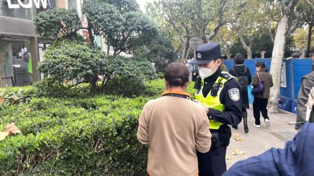 Policija kontroliše sve u Šangaju/BBC