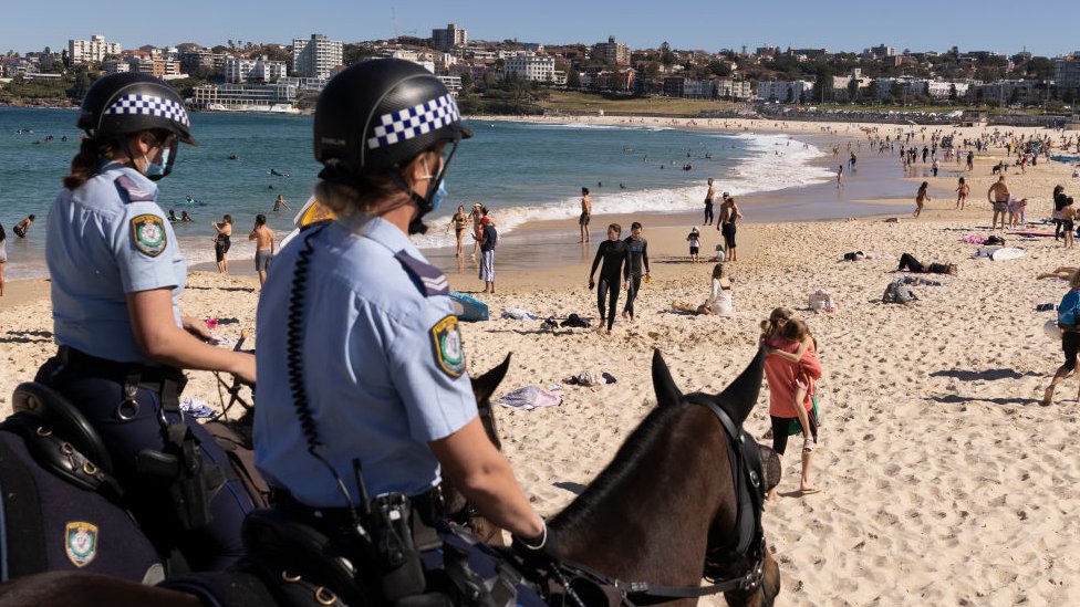 Konjika policija patrolirala je na plai Bondi u Sidneju, kao deo svojih operacija usklaenosti 2021./Getty Images