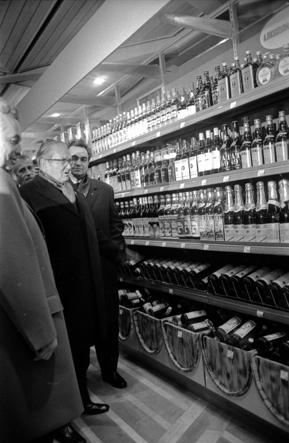 Tito i Pešiæ pored rafova sa alkoholnim piæima/Arhiva Borbe/BBC