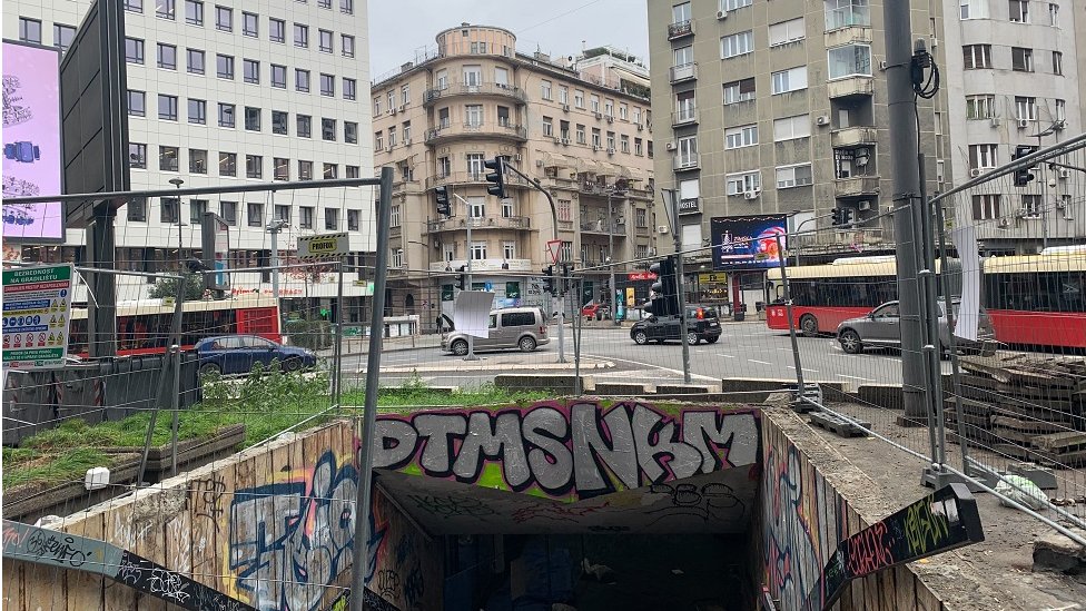 Jedan od četiri ulaza u podzemni prolaz gleda na raskrsnicu Nušićeve i Dečanske, tik uz Terazijski tunel/BBC