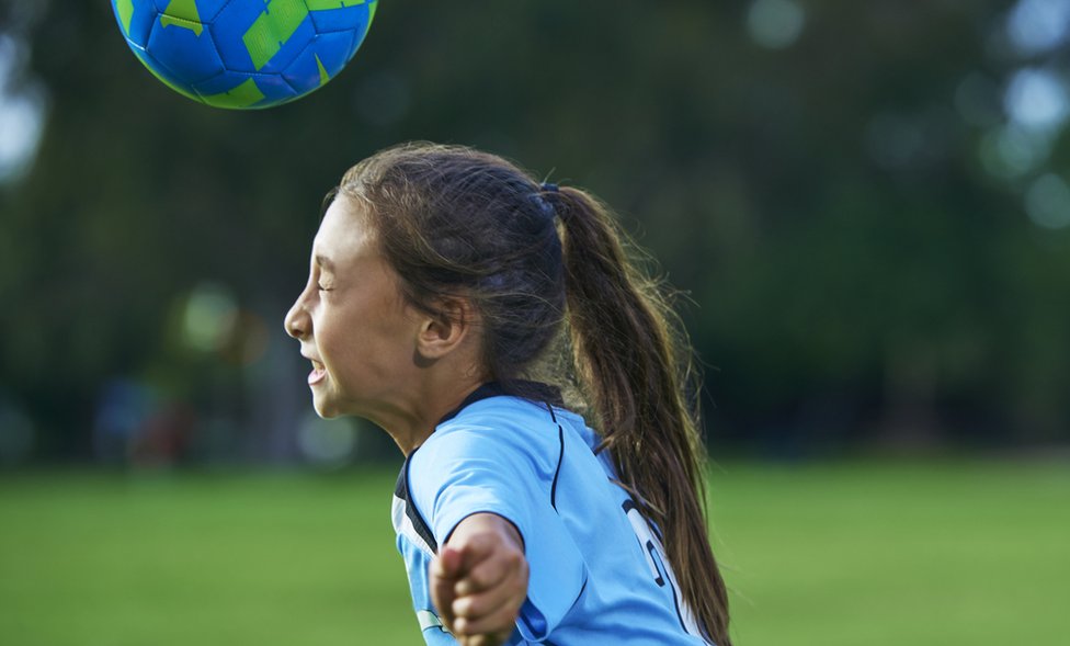 Škotski Fudbalski savez je zabranio da se lopta udara glavom u grupama gde igraju mlaði od 12 godina/Getty Images