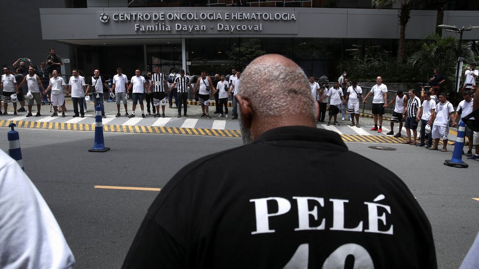 Oboavaoci su se okupljali ispred bolnice kako bi se pomolili za njegovo zdravlje i pruili mu podrku/Reuters