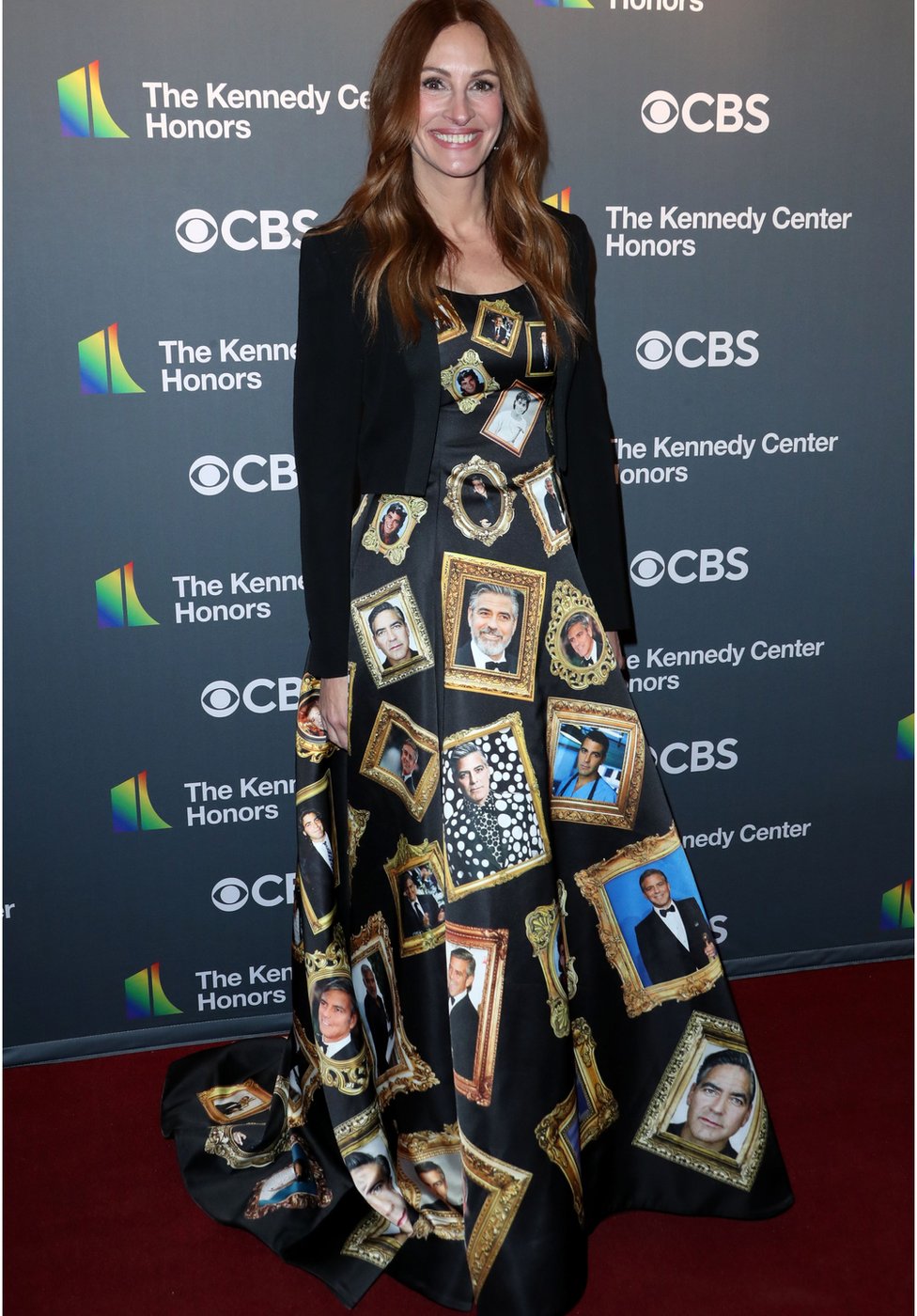Dulija Roberts u haljini sa fotografijama Dorda Klunija iz razliitih faza njegove karijere/Matt Baron/BEI/Shutterstock