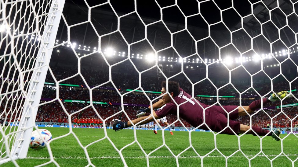 Reprezentativac Španije Pablo Sarabia maši penal protiv Maroka/Reuters