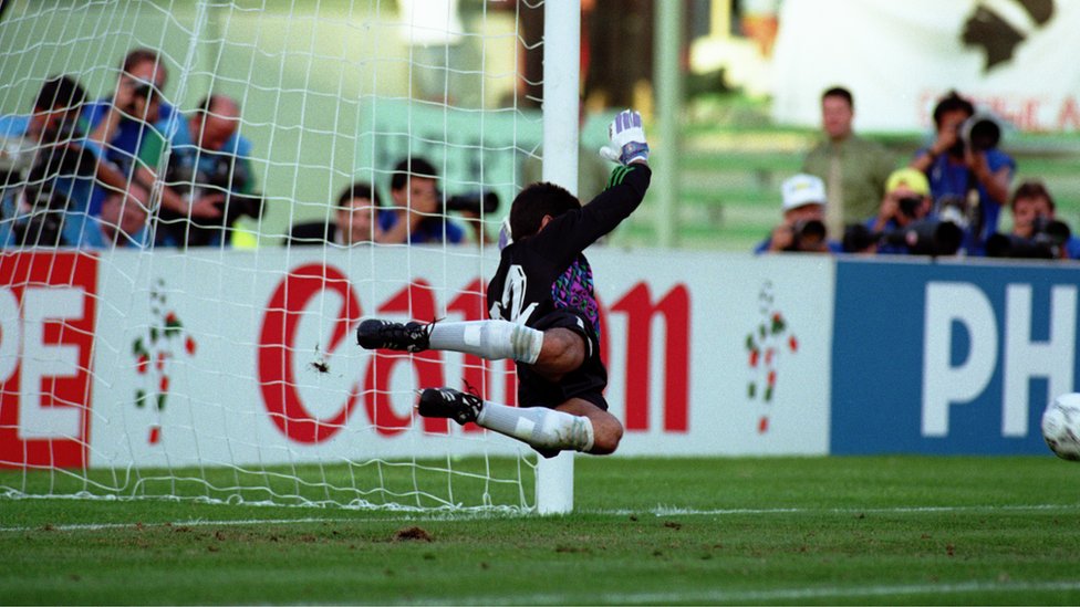 Argentinski golman Serhio Gojkoèea tokom penal serije protiv Jugoslavije/Getty Images