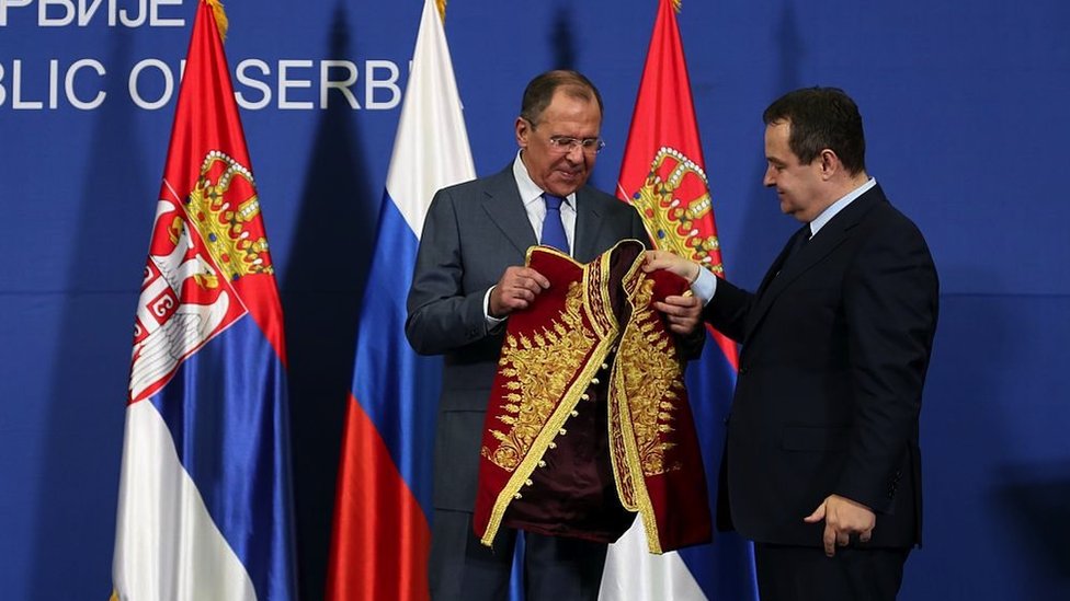 Kada je tokom prethodnog mandata u Beogradu ugostio ruskog šefa diplomatije Sergeja Lavrova (levo), Ivica Daèiæ spremio mu je poklon/Getty Images