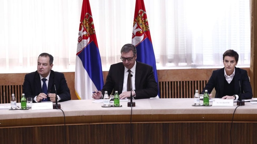 Državni vrh Srbije: šef diplomatije Ivica Daèiæ (levo), predsednik Aleksandar Vuèiæ (u sredini), premijerka Ana Brnabiæ (desno)/Getty Images