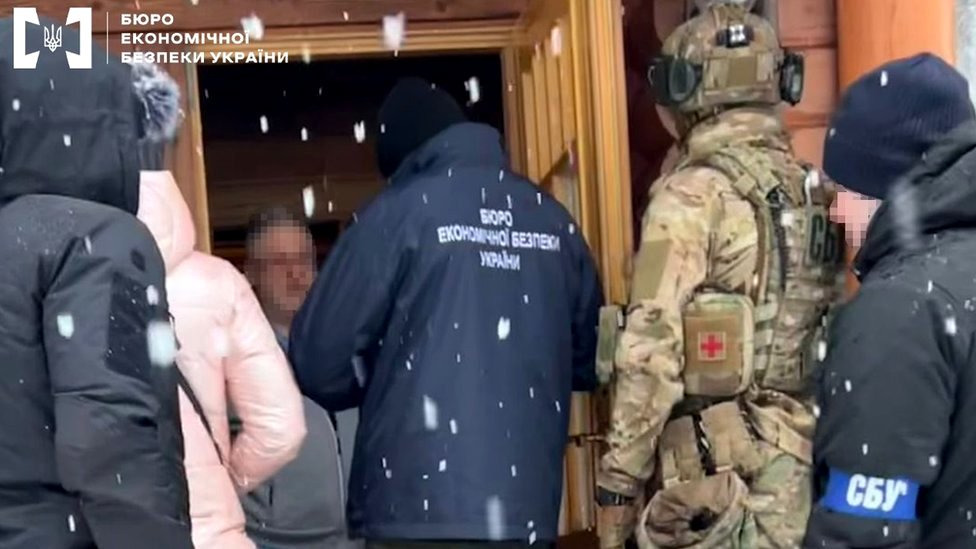 Pripadnici ukrajinskog Biroa za ekonomsku bezbednost uli su u sredu u kuu Igora Kolomojskog u Dnjepru/Ukraine economic security bureau