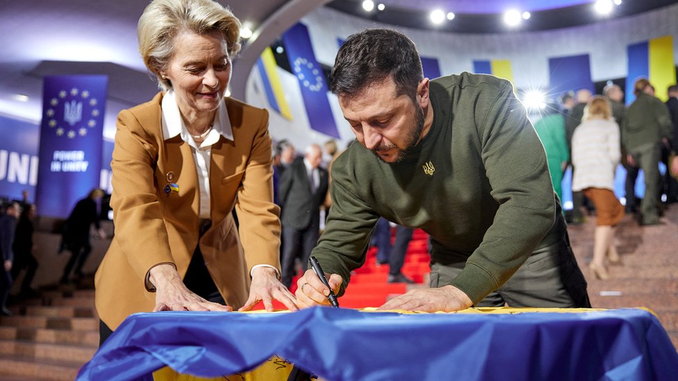 Predsednik Ukrajine Zelenski i predsednica Evropske komisije Ursula fon der Lajen potpisuju se na ukrajinsku zastavu uoi poetka samita EU-Ukrajina u Kijevu/UKRAINIAN PRESIDENTIAL PRESS SERVICE/Reuters