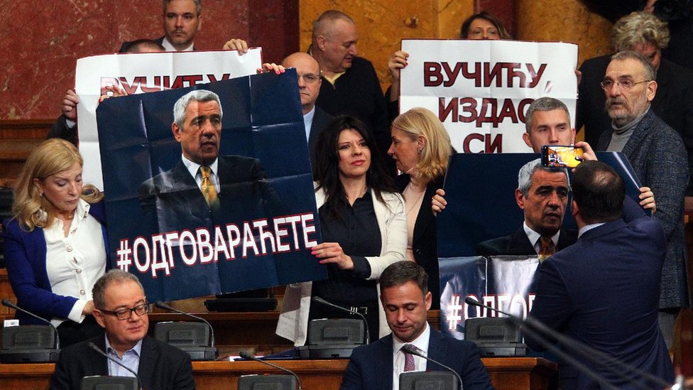 Opozicioni poslanici razvili su transparente na kojima je lik ubijen lidera kosovskih Srba Olivera Ivanovia/Fonet/Aleksandar Barda
