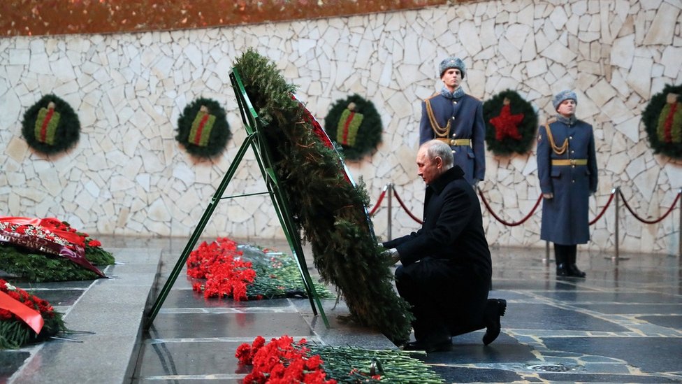 Putin je poloio venac na memorijalnom kompleksu posveenom braniocima Staljingrada/Reuters
