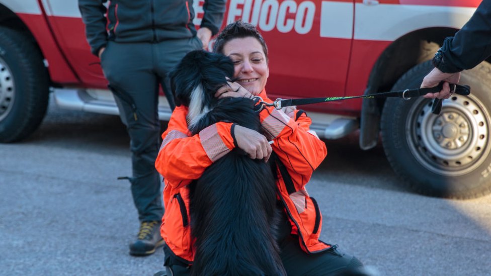 Oko 50 vatrogasaca i medicinskih radnika pošlo je put granice Sirije i Turske iz Pize u Italiji kako bi uèestvovali u spasilaèkim naporima./Getty Images