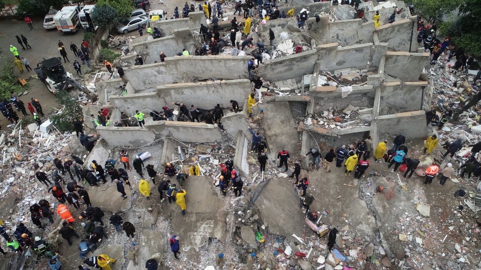 Fotografija iz vazduha prikazuje operaciju potrage i spasavanja na ruevinama zgrade u turskoj Adani/Anadolu Agency via Getty Images