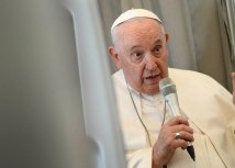 Ljudi sa &homoseksualnim sklonostima& treba da budu dobrodošli u njihovim crkvama, izjavio je papa Franja/Reuters