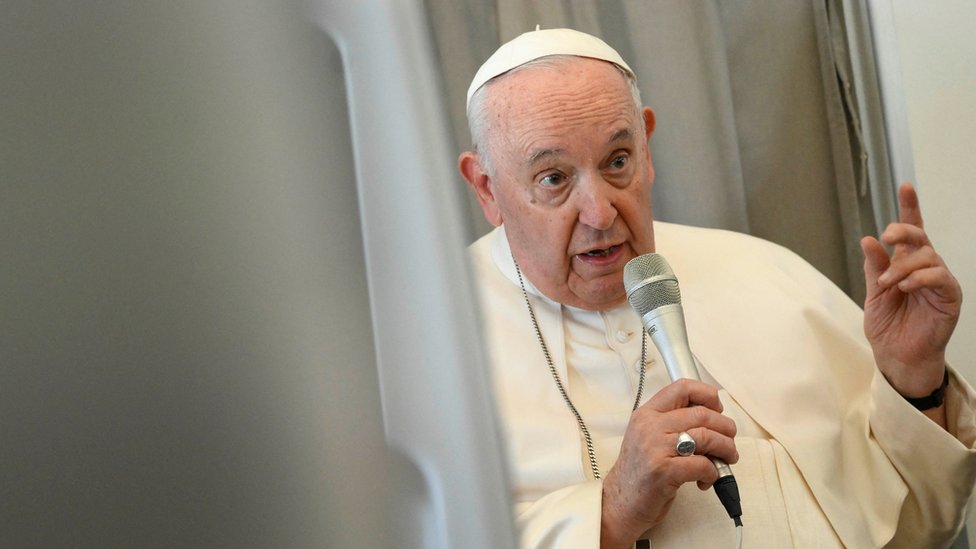 Ljudi sa &homoseksualnim sklonostima& treba da budu dobrodošli u njihovim crkvama, izjavio je papa Franja/Reuters
