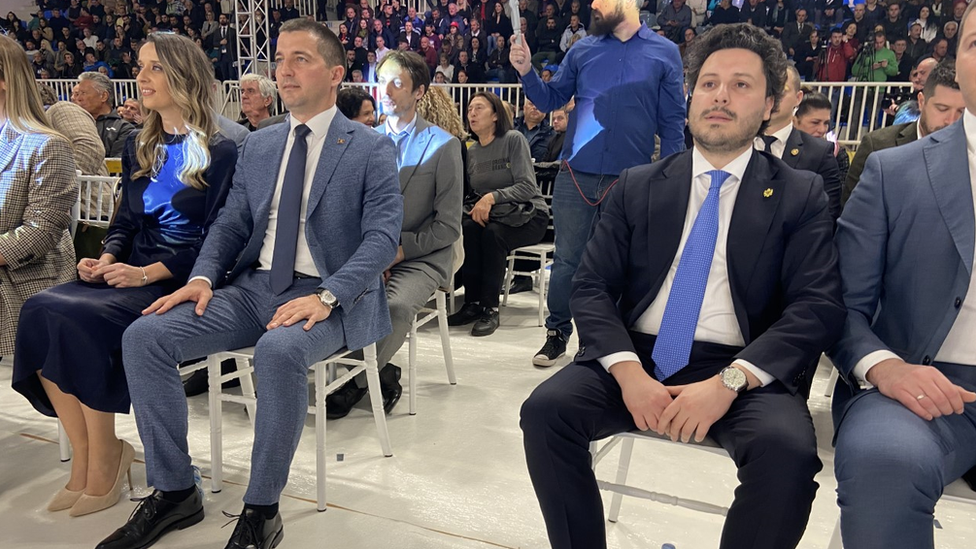 Aleksa Bećić (levo) u društvu predsednika vlade Dritana Abazovića (desno) koji ga je podržao/BBC