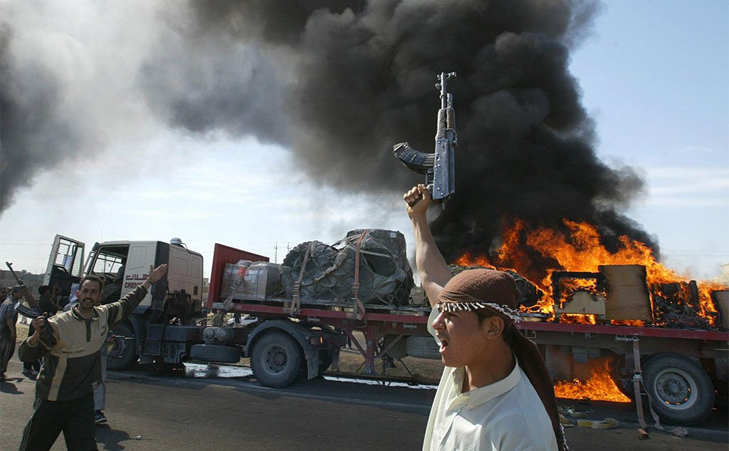 Iraki pobunjenici iz redova suni muslimana ispred amerikog konvoja u plamenu u predgrau Falude 2004/Getty Images