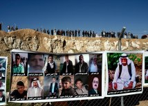 Na ogradi su okaèene fotografije ljudi koje su ubili pripadnici Islamske države/JEREMY BOWEN / BBC