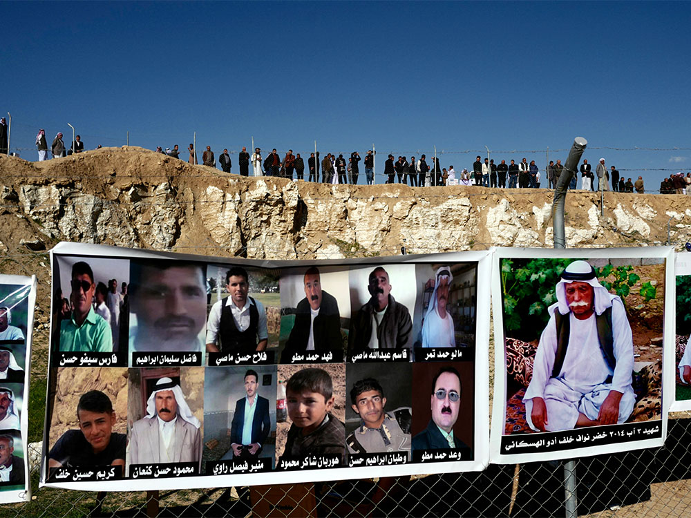 Na ogradi su okaene fotografije ljudi koje su ubili pripadnici Islamske drave/JEREMY BOWEN / BBC