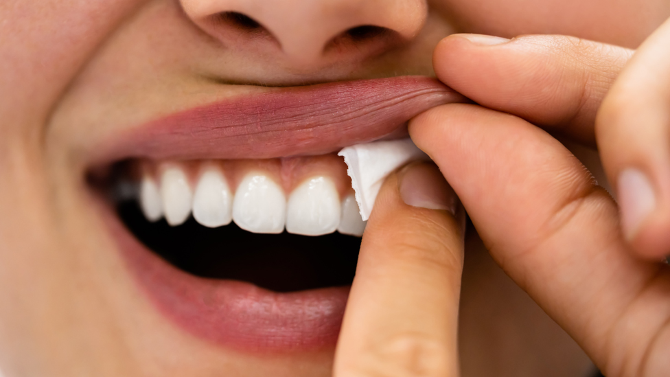Snus i nikotinske vreice se koriste tako to se kesica stavlja izmeu zuba i desni, te pljuvaka vremenom razlae sadraj kesice/Getty Images